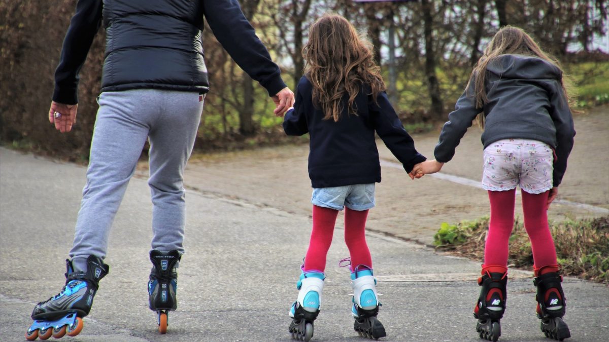 nounou fait du roller avec enffants