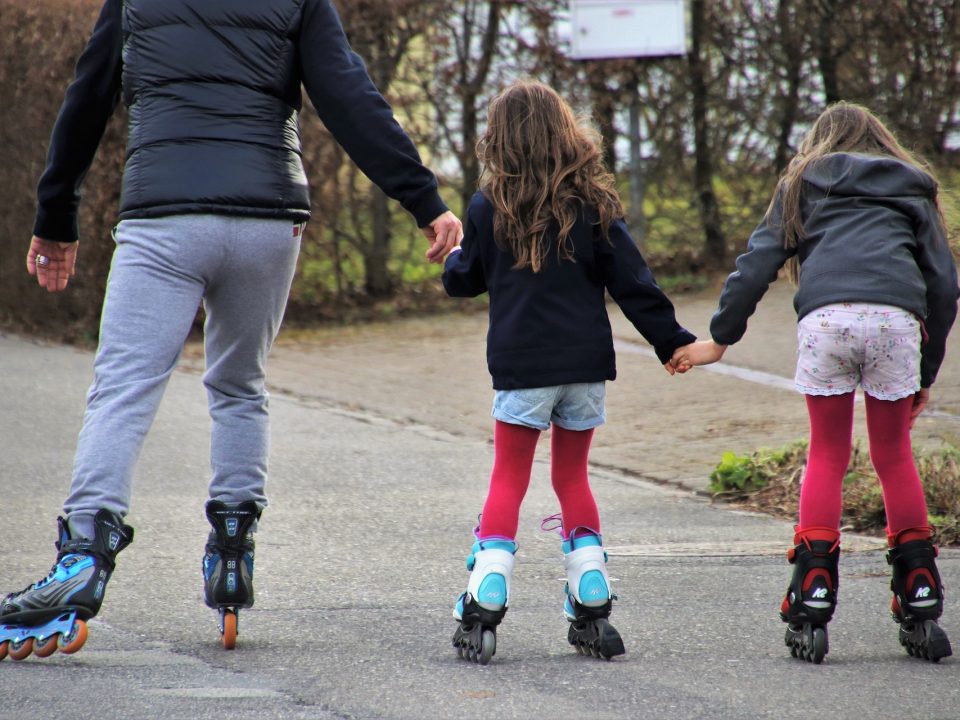 nounou fait du roller avec enffants