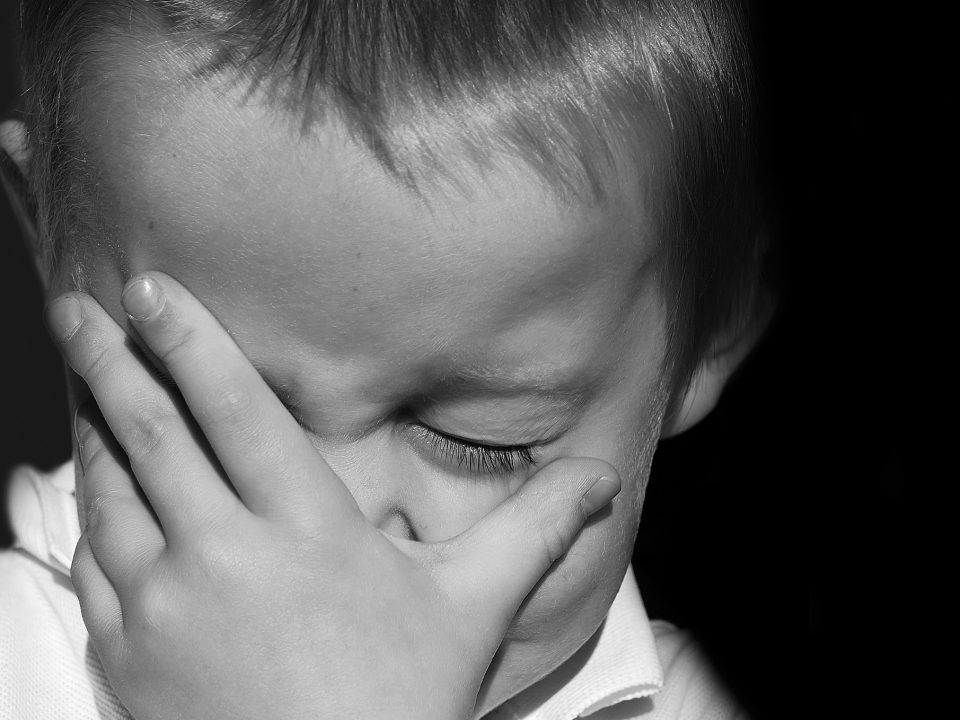 enfant déçu car le centre de loisirs est fermé