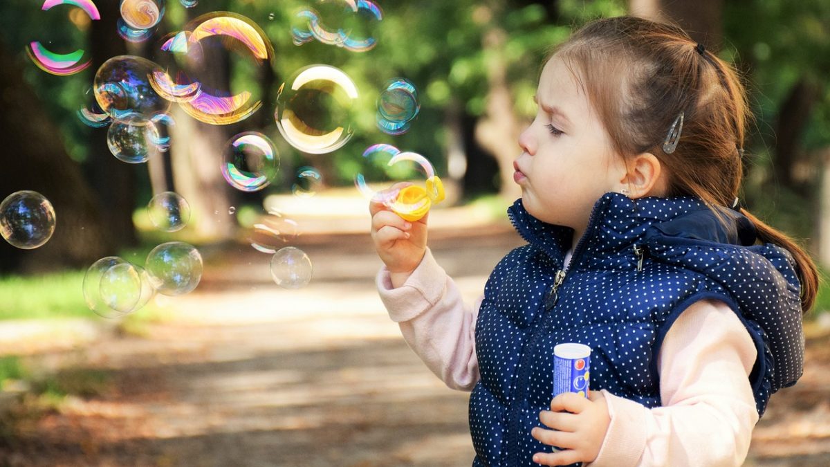 La question de la garde d'enfant à domicile est au cœur des préoccupations des parents, cherchant à concilier vie professionnelle et familiale tout en assurant le bien-être de leurs enfants.