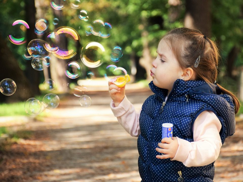 La question de la garde d'enfant à domicile est au cœur des préoccupations des parents, cherchant à concilier vie professionnelle et familiale tout en assurant le bien-être de leurs enfants.