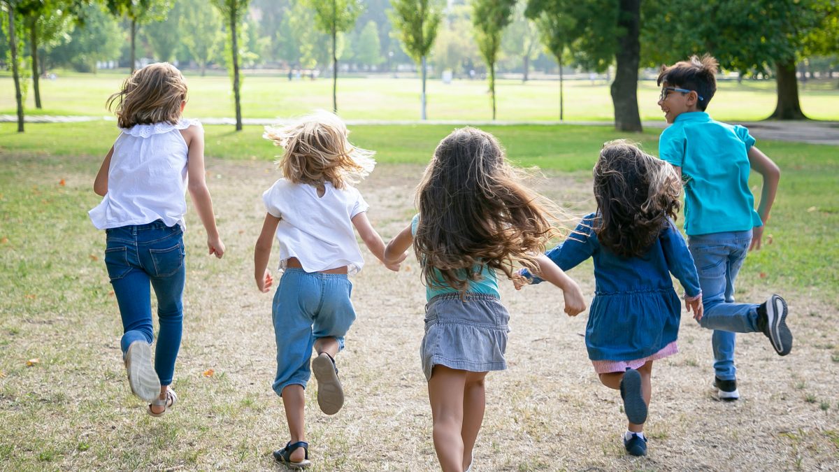 Crèches fermées, centres complets ? Nos solutions de garde à domicile vous dépannent cet été