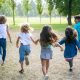 Crèches fermées, centres complets ? Nos solutions de garde à domicile vous dépannent cet été