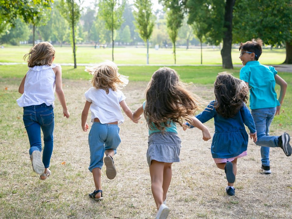 Crèches fermées, centres complets ? Nos solutions de garde à domicile vous dépannent cet été